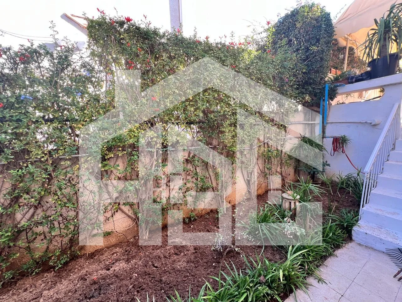 S+1 de 60 m² avec jardin de 10 m² à Ennasr 1