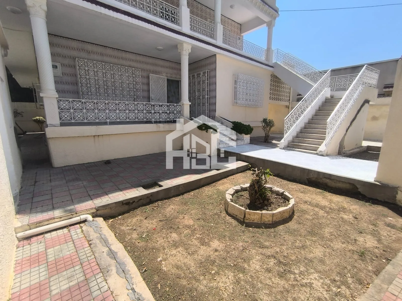 Villa de 324 m² sur un terrain de 445 m²